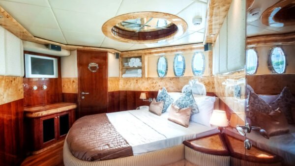 Majesty 61ft Yacht - Image 9