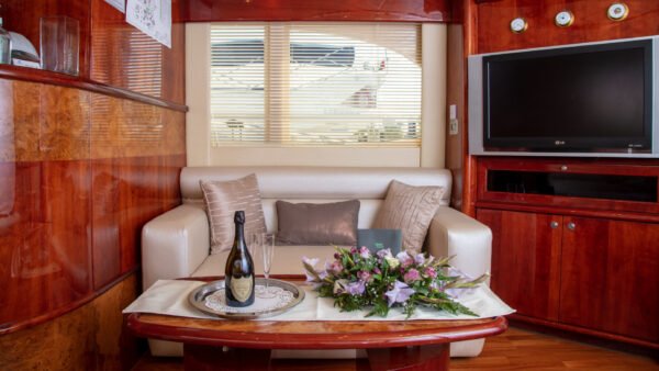 Majesty 61ft Yacht - Image 12