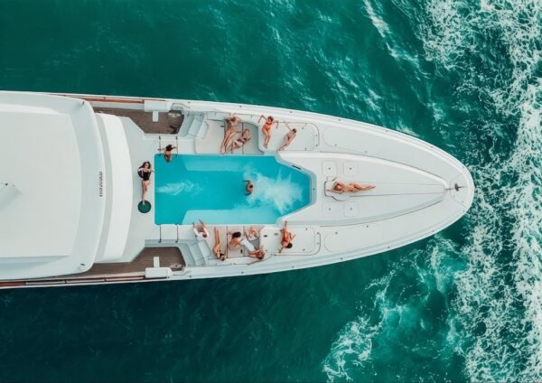 Jumbo pool 160ft Yacht